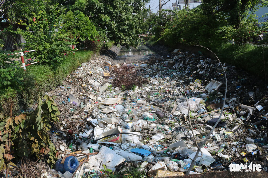 Rác, rác và rác tràn lan đường phố Sài Gòn - Ảnh 14.