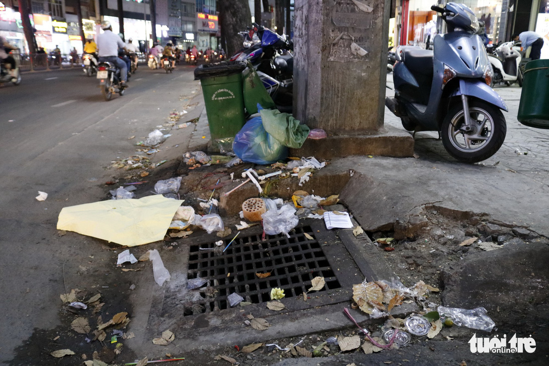 Rác, rác và rác tràn lan đường phố Sài Gòn - Ảnh 18.