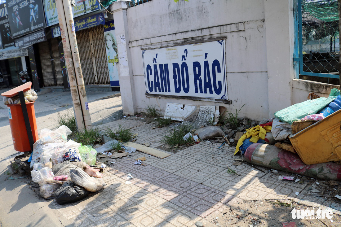 Rác, rác và rác tràn lan đường phố Sài Gòn - Ảnh 19.