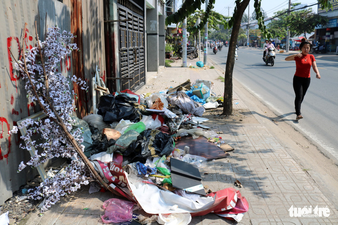 Rác, rác và rác tràn lan đường phố Sài Gòn - Ảnh 20.