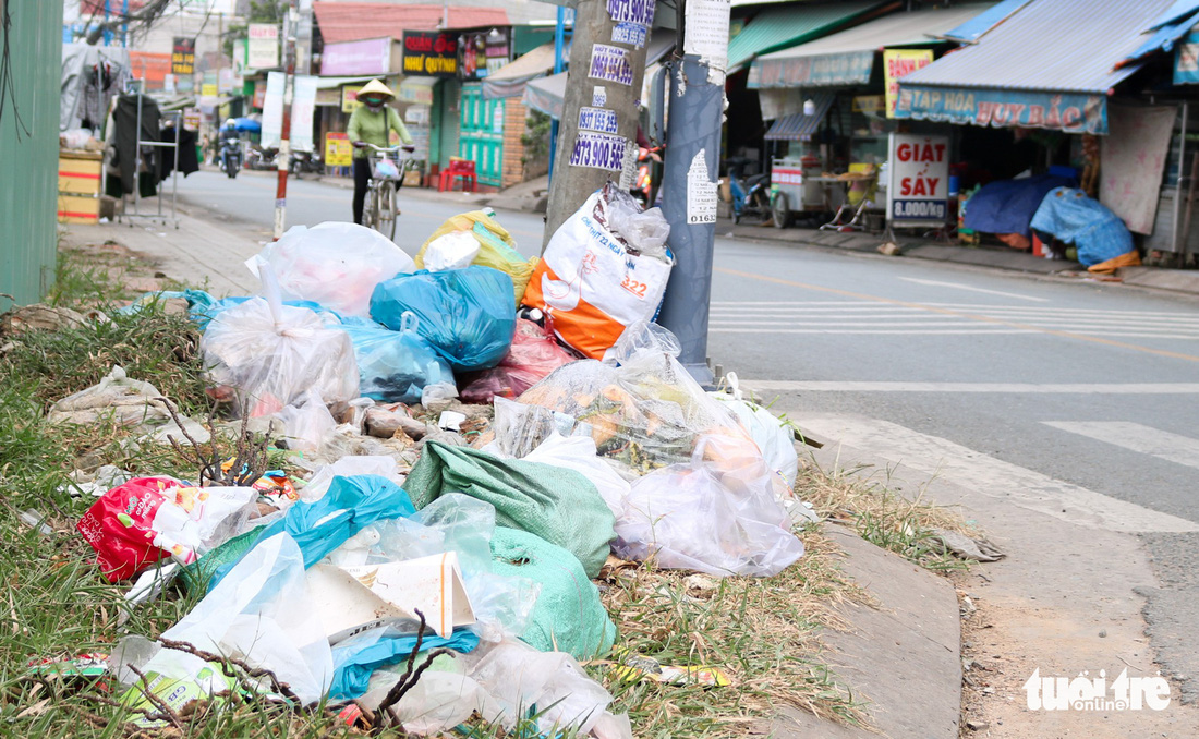 Rác, rác và rác tràn lan đường phố Sài Gòn - Ảnh 15.