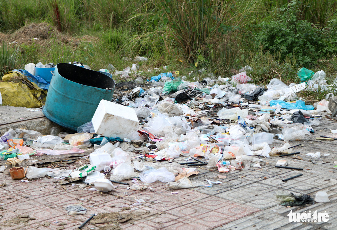 Rác, rác và rác tràn lan đường phố Sài Gòn - Ảnh 16.