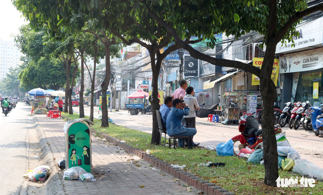 Rác, rác và rác tràn lan đường phố Sài Gòn - Ảnh 17.