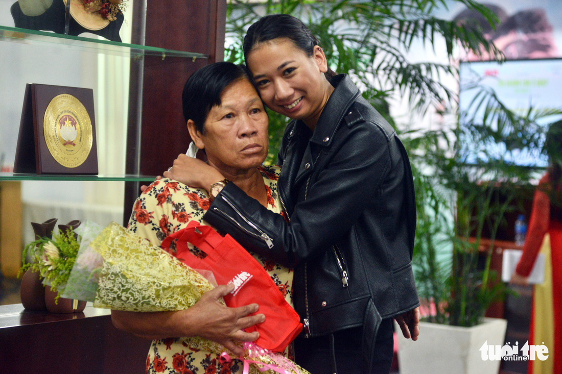 Con nuôi gốc Việt bật khóc khi gặp mẹ ruột - Ảnh 1.