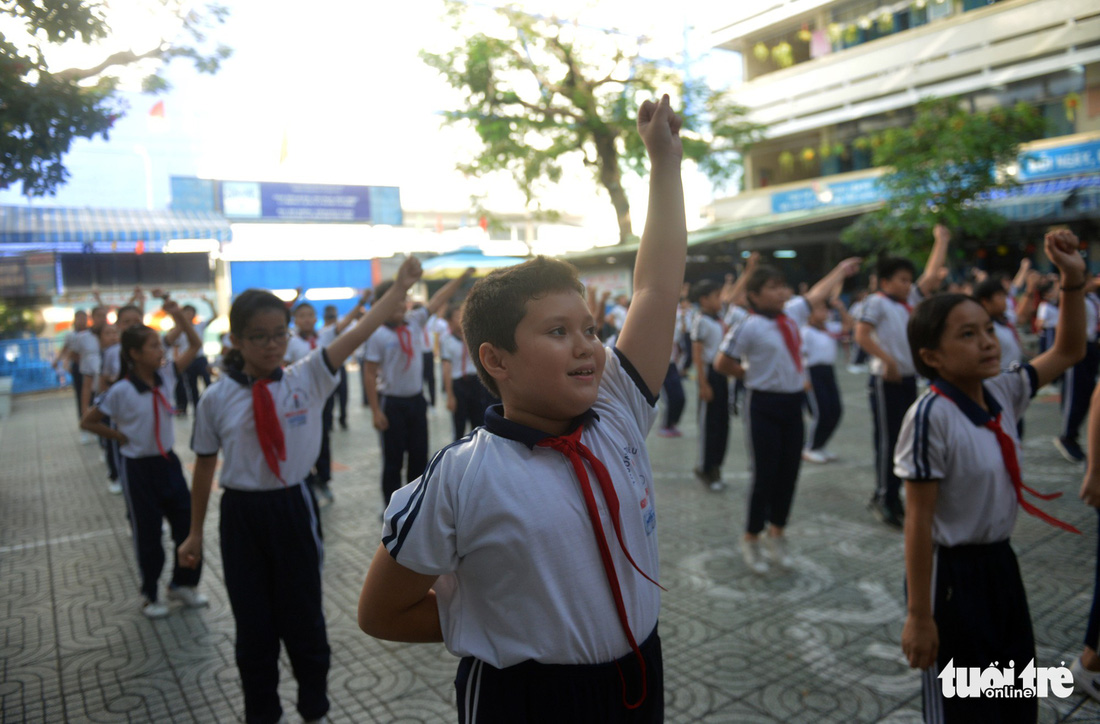 Học trò Sài Gòn thích thú tập thể dục với nhạc võ Vovinam - Ảnh 2.