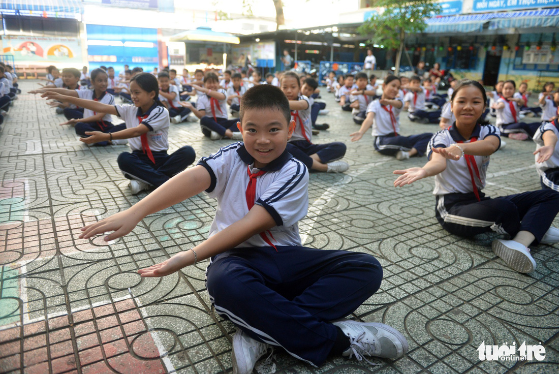 Học trò Sài Gòn thích thú tập thể dục với nhạc võ Vovinam - Ảnh 10.