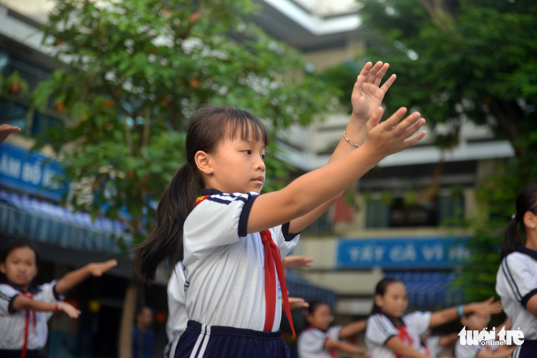 Học trò Sài Gòn thích thú tập thể dục với nhạc võ Vovinam - Ảnh 11.