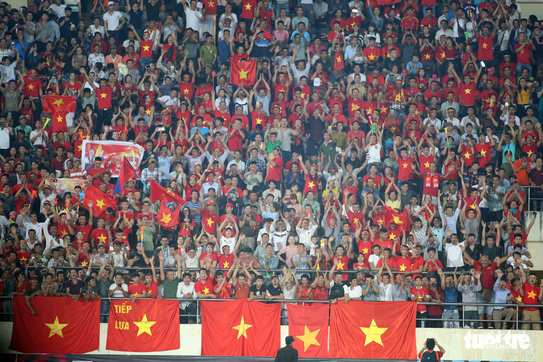 CĐV Việt Nam nhuộm đỏ sân vận động quốc gia Lào - Ảnh 8.