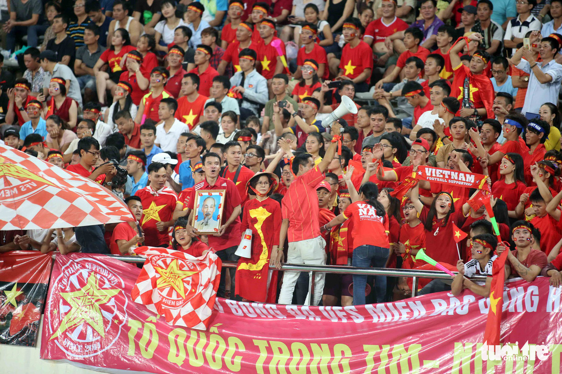 CĐV Việt Nam nhuộm đỏ sân vận động quốc gia Lào - Ảnh 7.