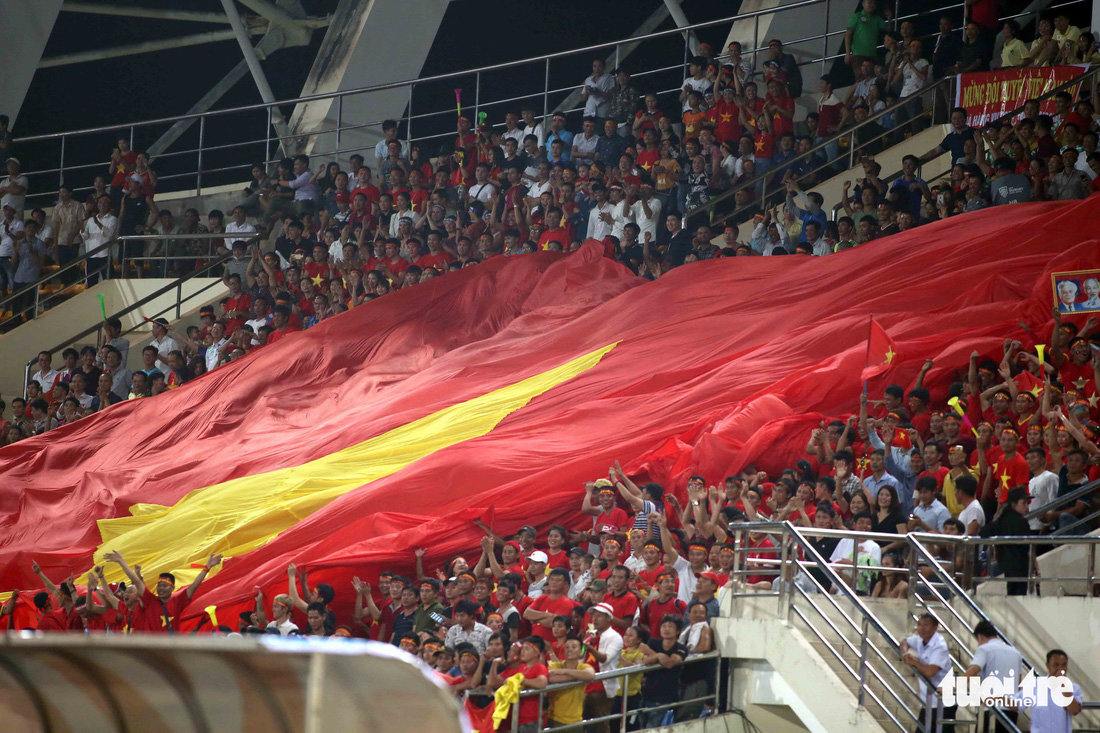 CĐV Việt Nam nhuộm đỏ sân vận động quốc gia Lào - Ảnh 13.