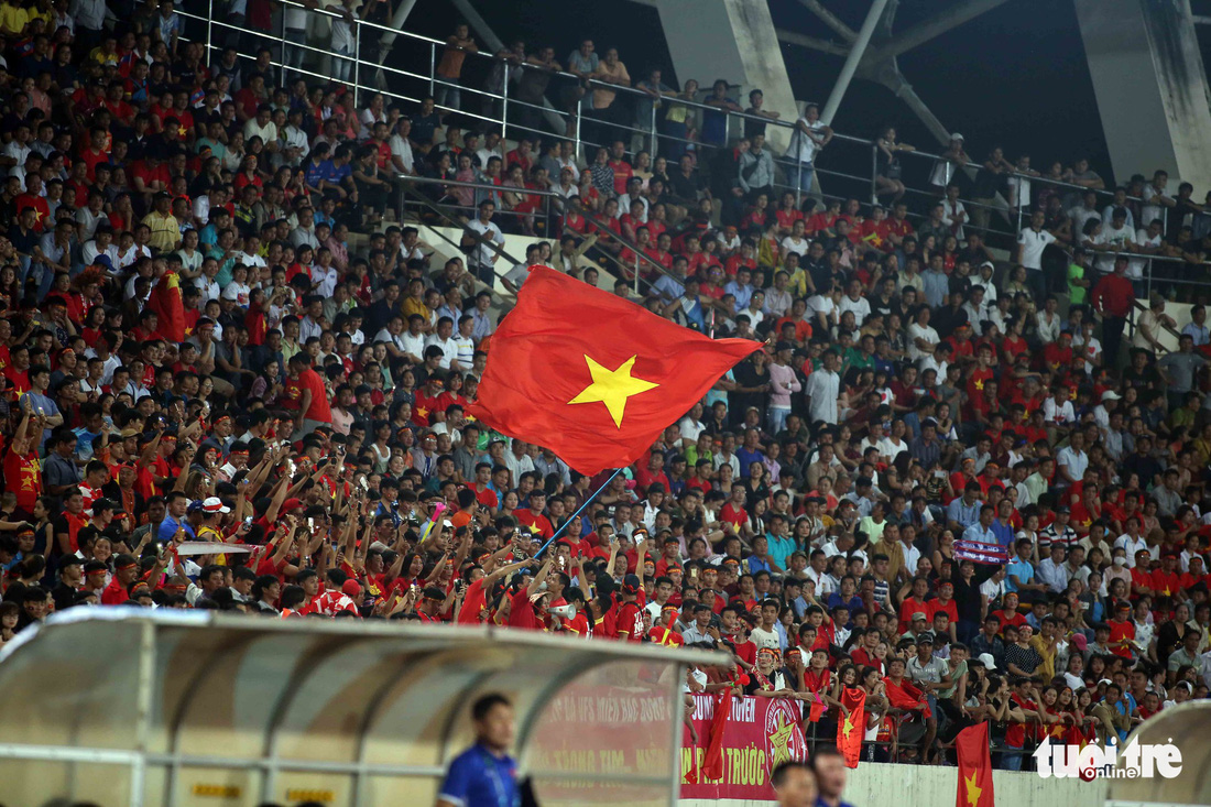 CĐV Việt Nam nhuộm đỏ sân vận động quốc gia Lào - Ảnh 5.