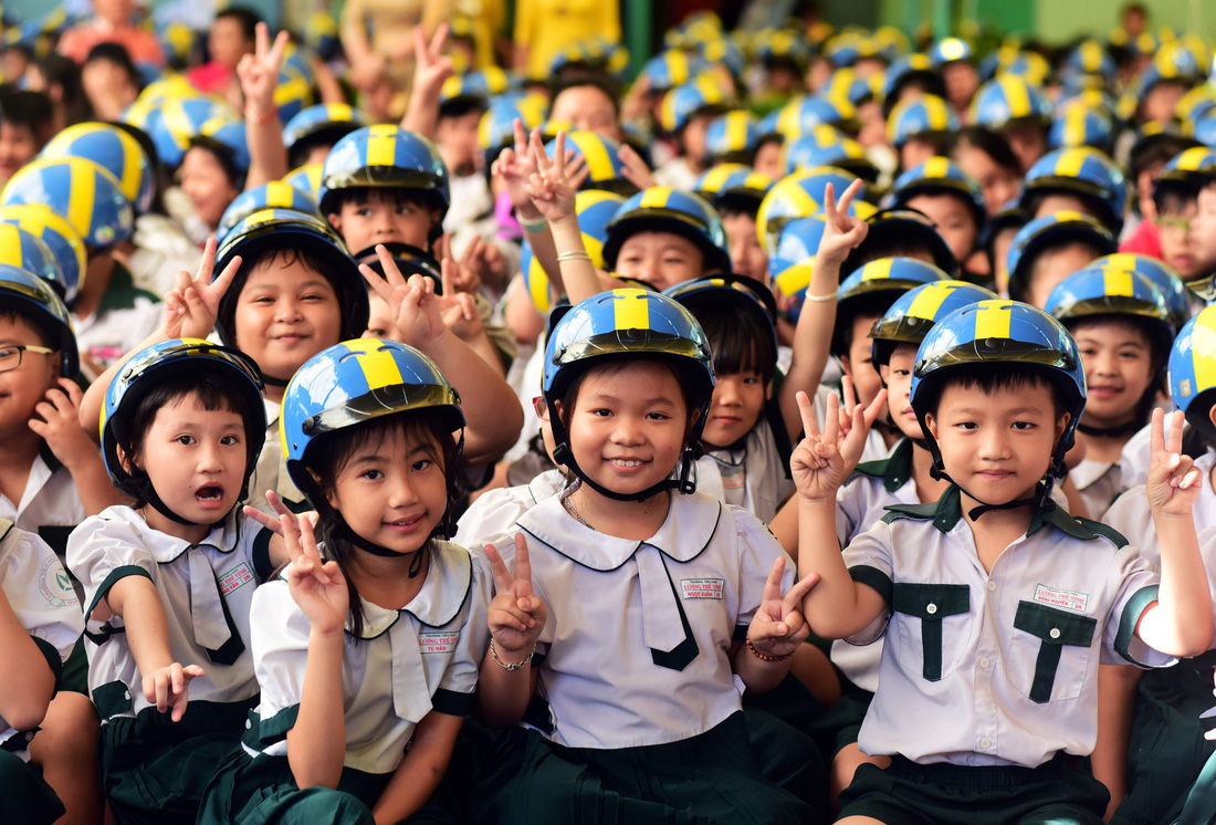 Học trò Sài Gòn đội mũ bảo hiểm, nhảy flashmob với khách Thụy Điển - Ảnh 6.