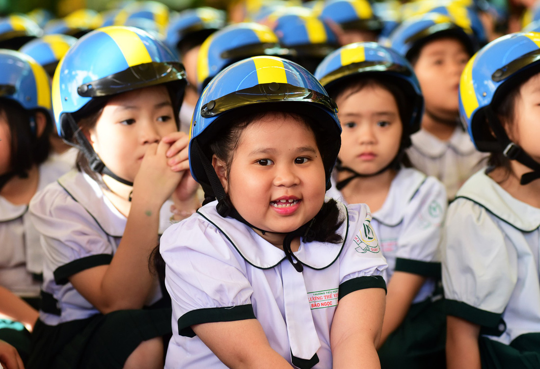 Học trò Sài Gòn đội mũ bảo hiểm, nhảy flashmob với khách Thụy Điển - Ảnh 7.