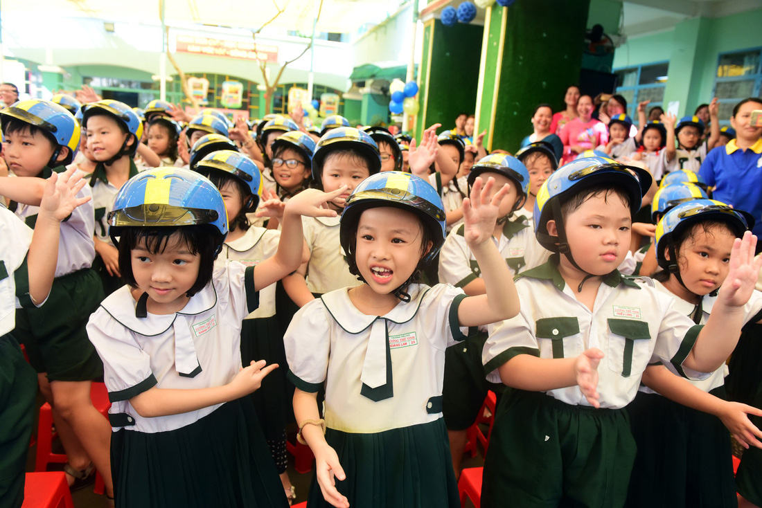 Học trò Sài Gòn đội mũ bảo hiểm, nhảy flashmob với khách Thụy Điển - Ảnh 2.