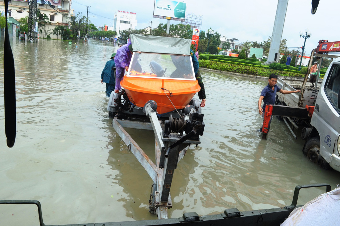 Nước dâng cao, bộ đội biên phòng vượt lũ cứu dân - Ảnh 3.