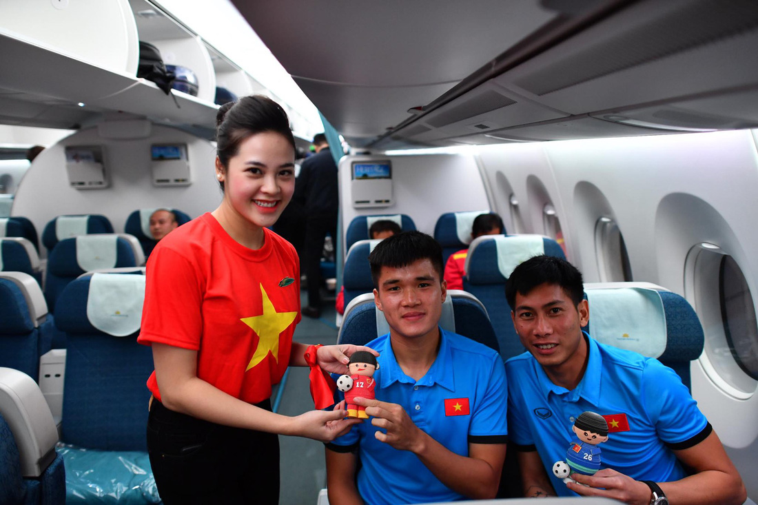Tuyển Việt Nam trên chuyến bay rời Malaysia - Ảnh 4.