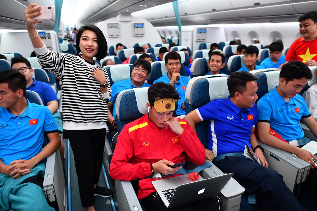 Tuyển Việt Nam trên chuyến bay rời Malaysia - Ảnh 5.