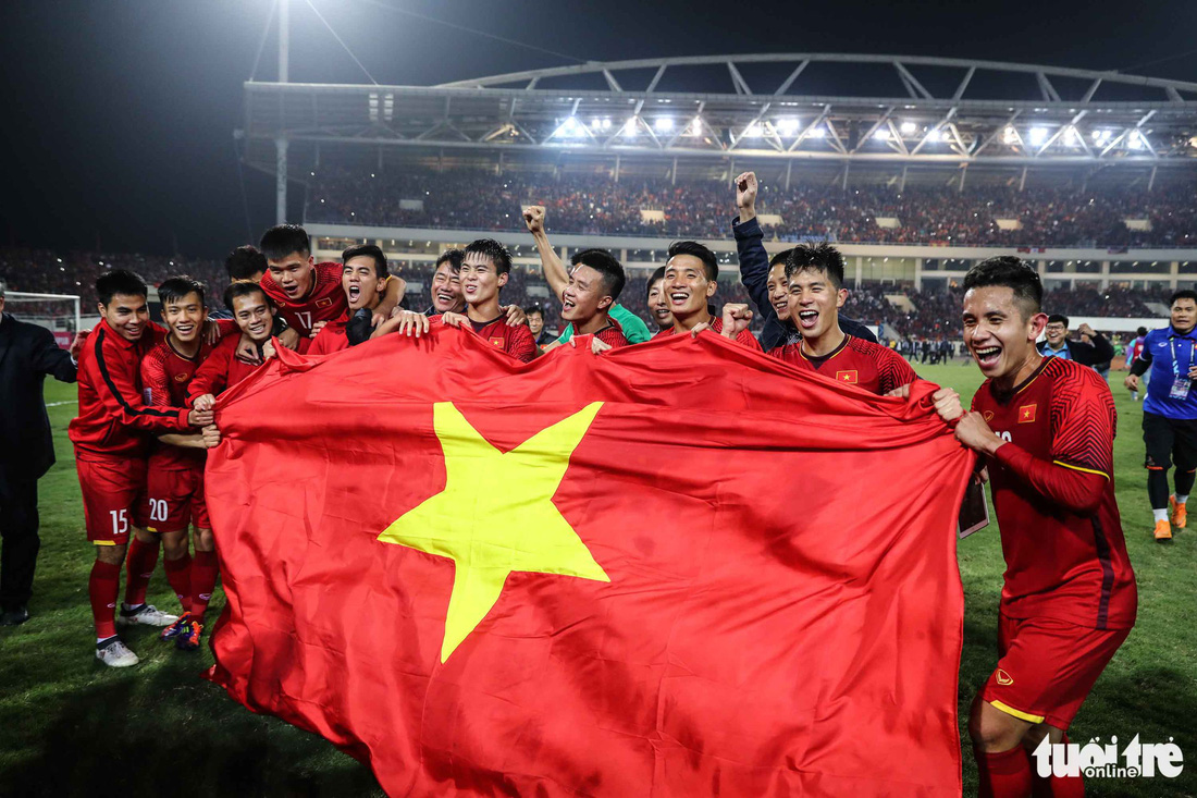 Những khoảnh khắc lịch sử của ĐT Việt Nam tại AFF cup 2018 - Ảnh 2.