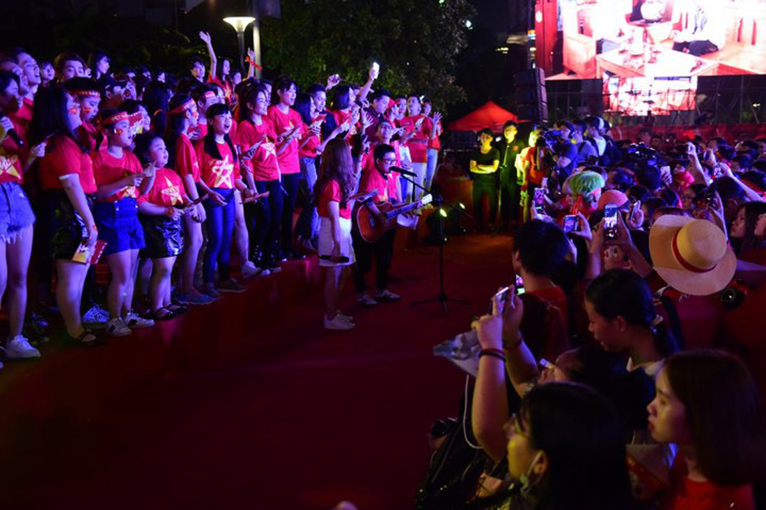 100 nghệ sĩ livestream tưng bừng phố đi bộ Nguyễn Huệ trước giờ bóng lăn - Ảnh 9.