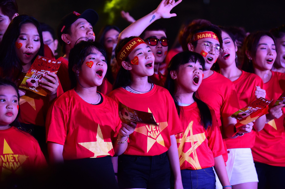 100 nghệ sĩ livestream tưng bừng phố đi bộ Nguyễn Huệ trước giờ bóng lăn - Ảnh 11.