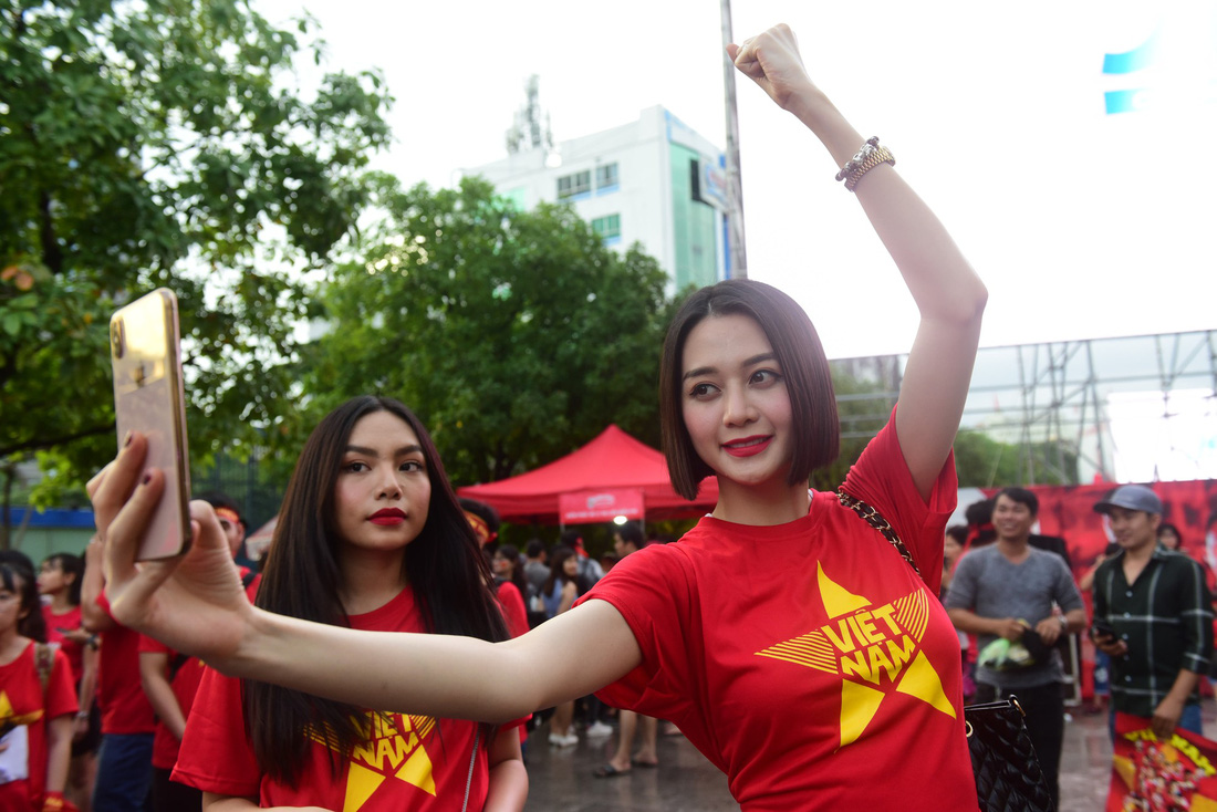 100 nghệ sĩ livestream tưng bừng phố đi bộ Nguyễn Huệ trước giờ bóng lăn - Ảnh 6.