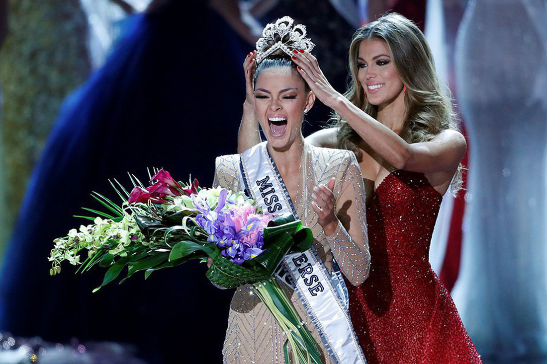 Thí sinh Miss Universe khóc, la thét, há hốc mồm khi là Hoa hậu - Ảnh 2.