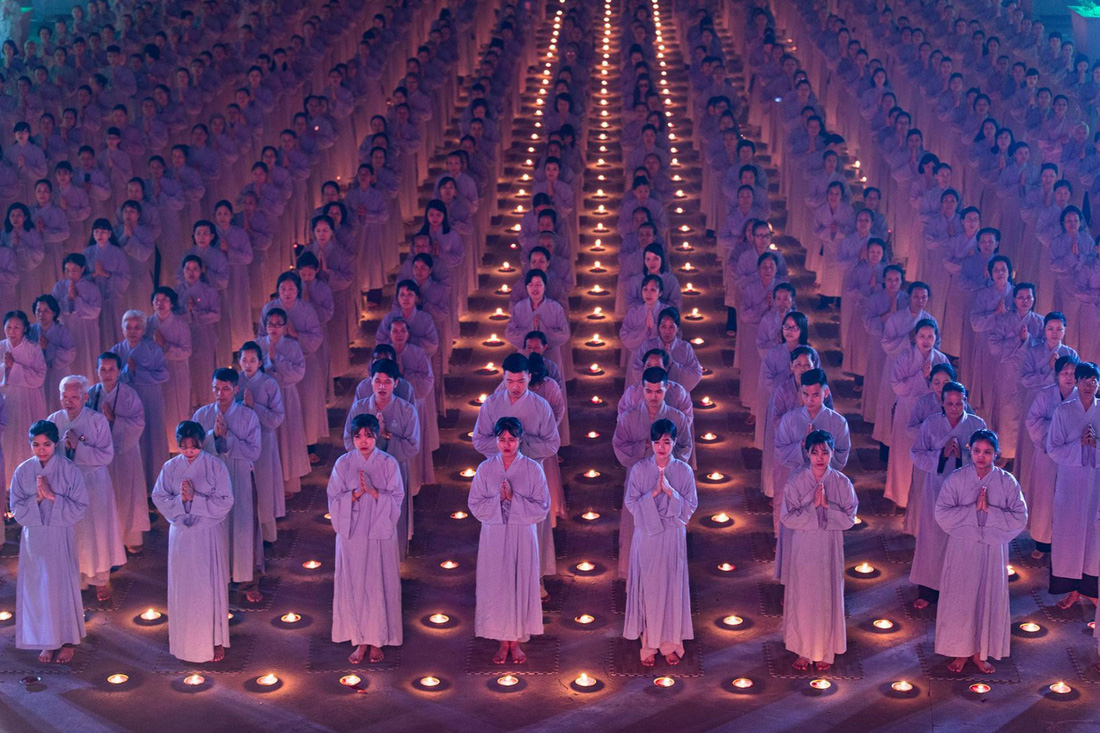 Phật tử cầu nguyện vào top 70 ảnh đẹp nhất năm của NatGeo - Ảnh 1.