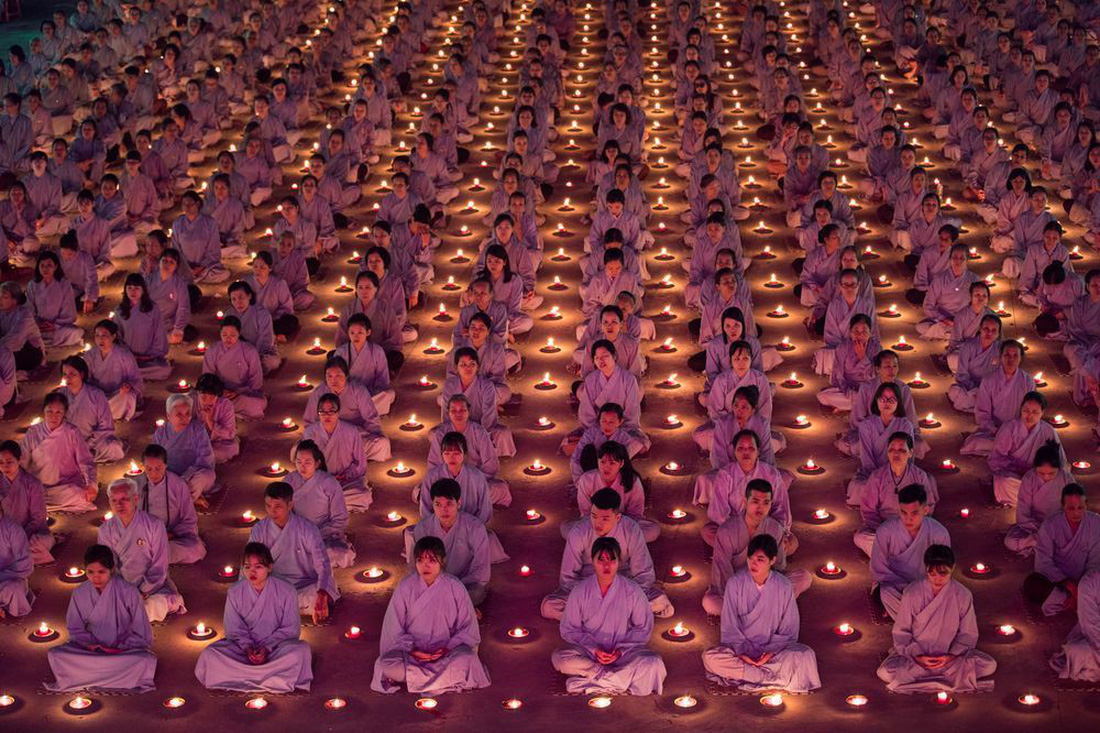 Phật tử cầu nguyện vào top 70 ảnh đẹp nhất năm của NatGeo - Ảnh 2.