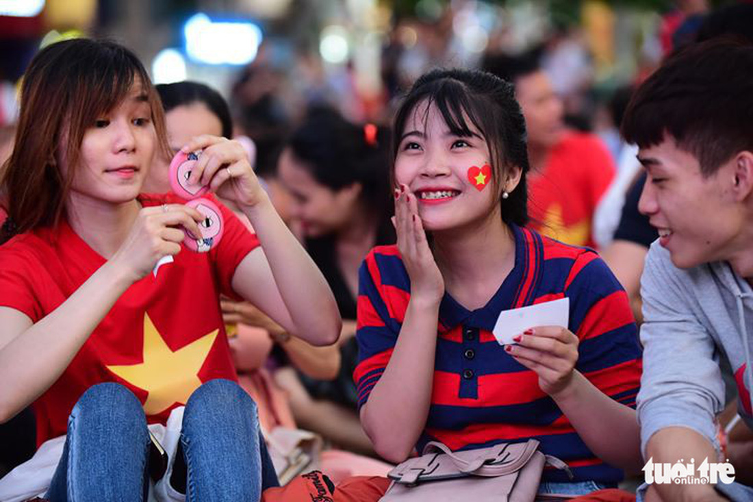 Khán giả phố đi bộ Nguyễn Huệ cuồng nhiệt cổ vũ tuyển Việt Nam - Ảnh 5.