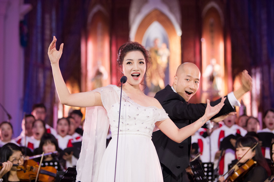 Phạm Thu Hà hát trong Nhà thờ lớn Hà Nội của Ca hòa nhạc Giáng sinh - Ảnh 1.