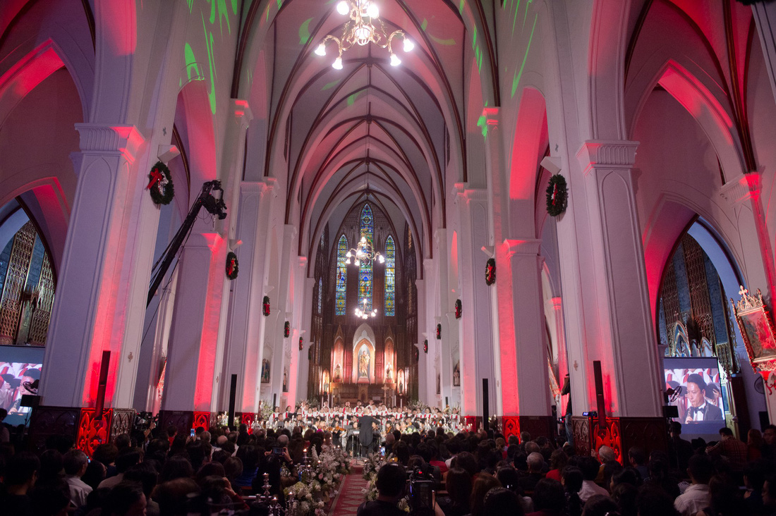 Phạm Thu Hà hát trong Nhà thờ lớn Hà Nội của Ca hòa nhạc Giáng sinh - Ảnh 6.