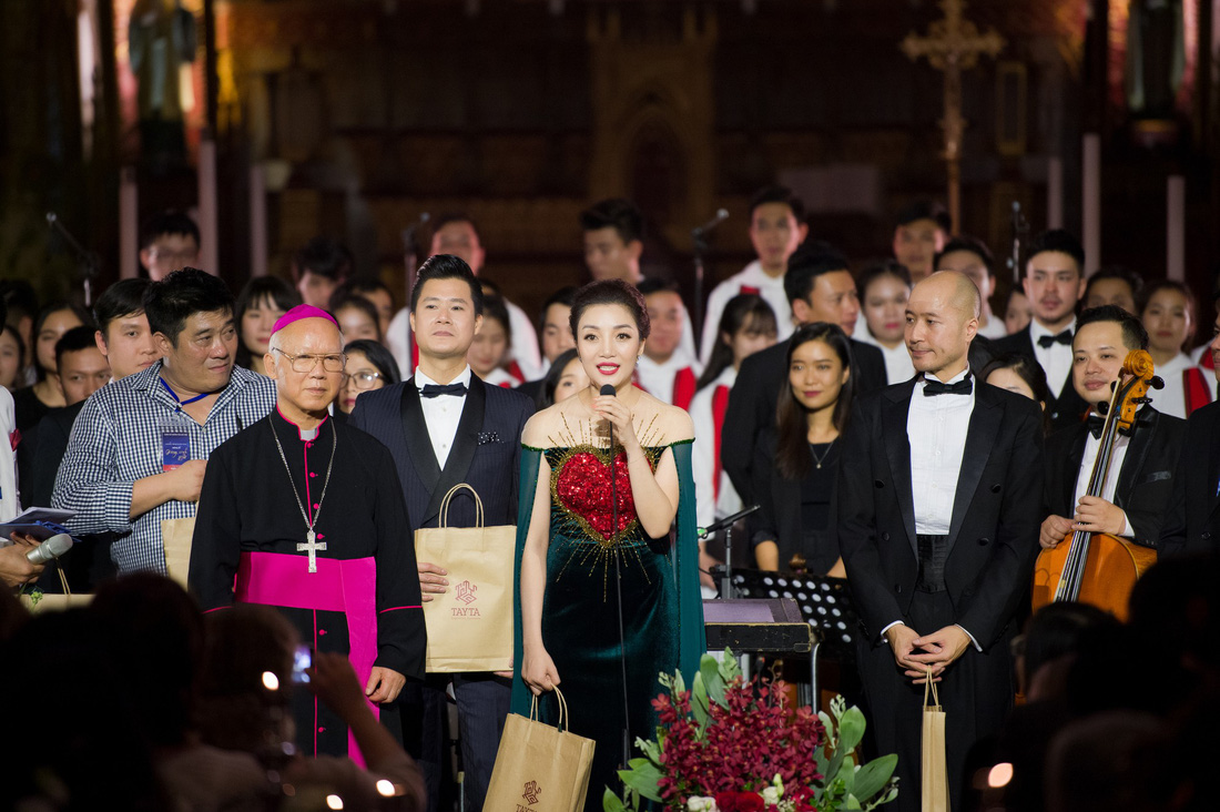 Phạm Thu Hà hát trong Nhà thờ lớn Hà Nội của Ca hòa nhạc Giáng sinh - Ảnh 8.