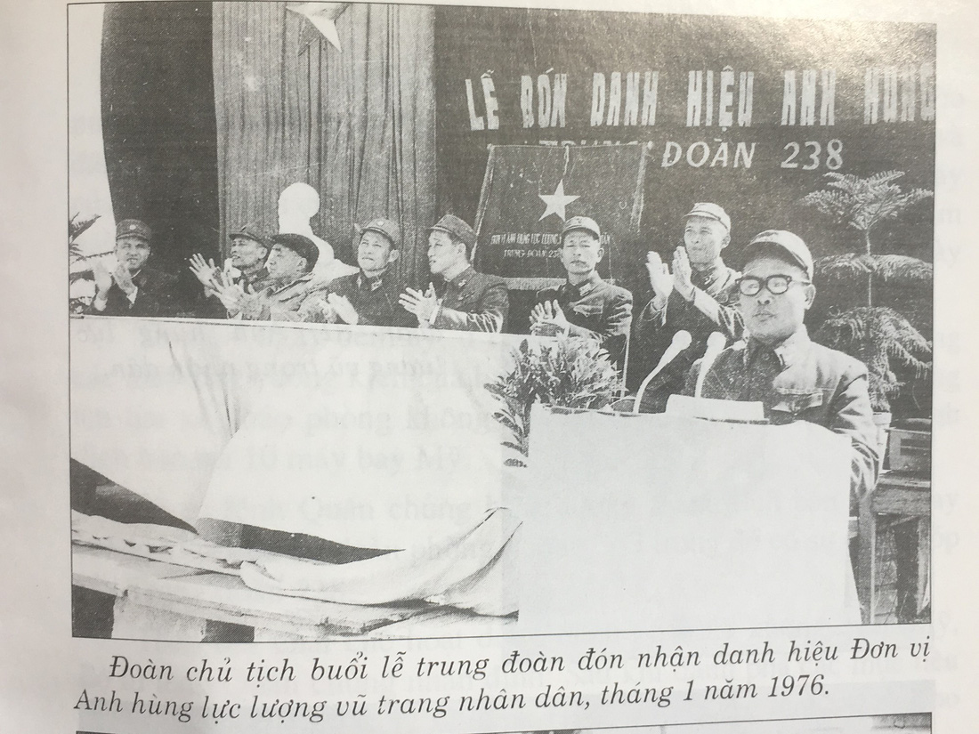 Hình ảnh trong buổi lễ Trung đoàn Tên lửa 238 đón nhận danh hiệu Anh hùng lực lượng vũ trang nhân dân tháng 1-1976 - Ảnh tư liệu