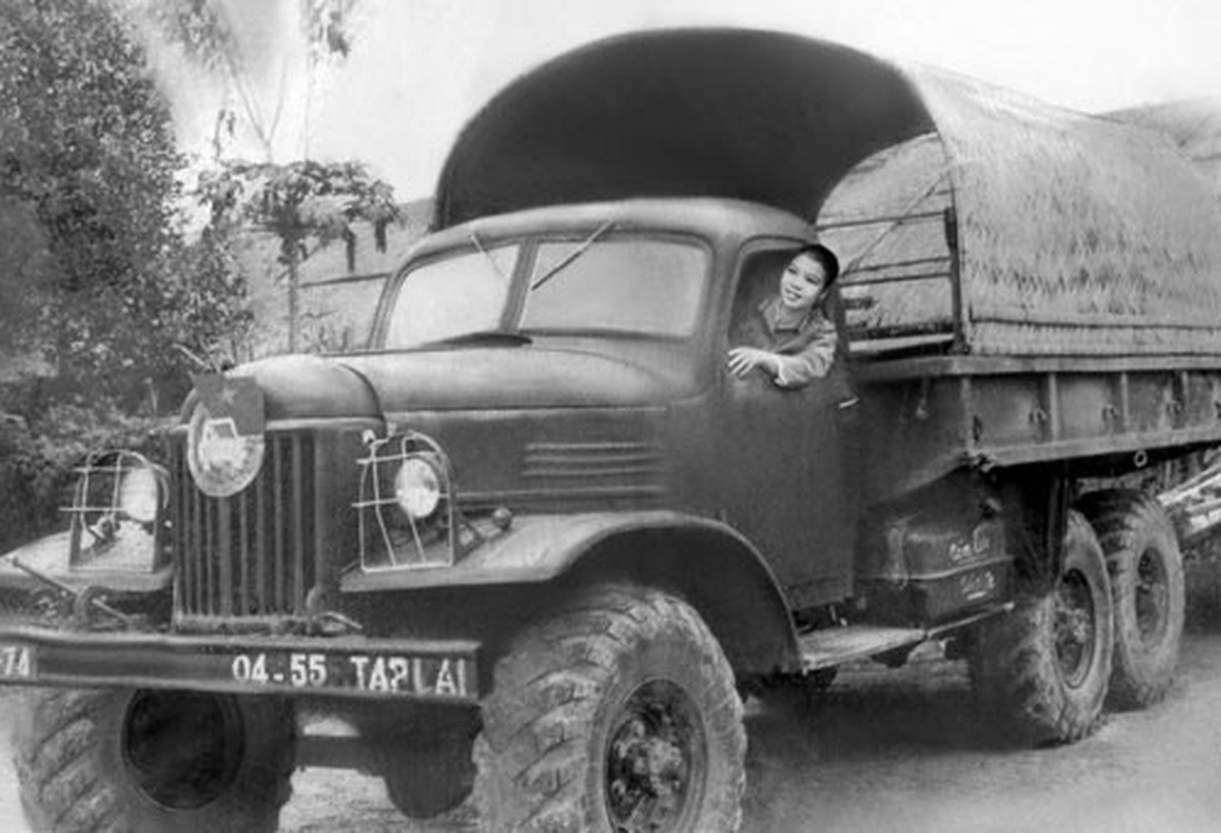 Đội nữ lái xe Trường Sơn dưới mưa bom bão đạn - Ảnh 1.