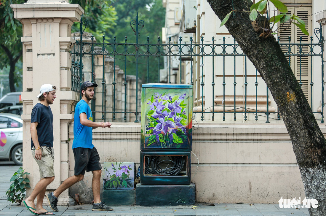 Tủ điện Hà Nội được khoác áo mới đón Tết - Ảnh 17.