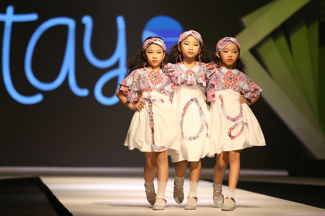 Chọn váy xinh diện Tết cho bé từ Tuần lễ thời trang trẻ em châu Á - Ảnh 4.
