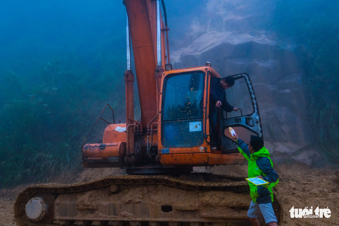 Đá lăn đất lở trên đường Nha Trang - Đà Lạt, dân vẫn bất chấp đi - Ảnh 4.