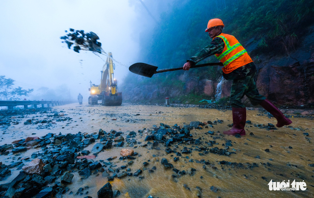 Đá lăn đất lở trên đường Nha Trang - Đà Lạt, dân vẫn bất chấp đi - Ảnh 9.