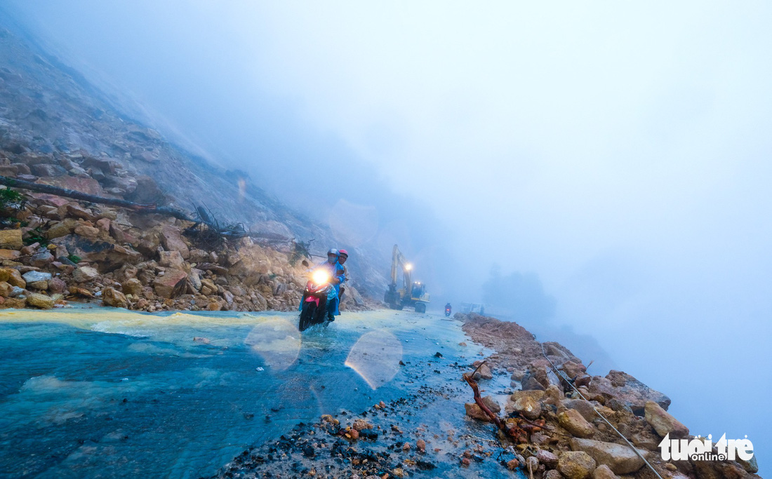 Đá lăn đất lở trên đường Nha Trang - Đà Lạt, dân vẫn bất chấp đi - Ảnh 11.