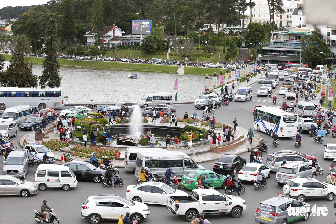 Khu trung tâm TP Đà Lạt tràn ngập xe du lịch - Ảnh 1.