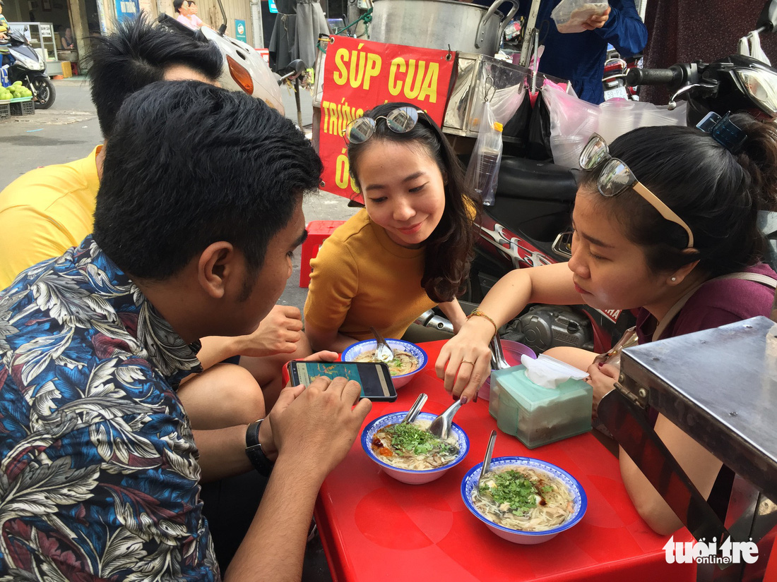 Đại biểu tàu thanh niên Nippon Maru ăn quán cóc, mê món đường phố - Ảnh 1.