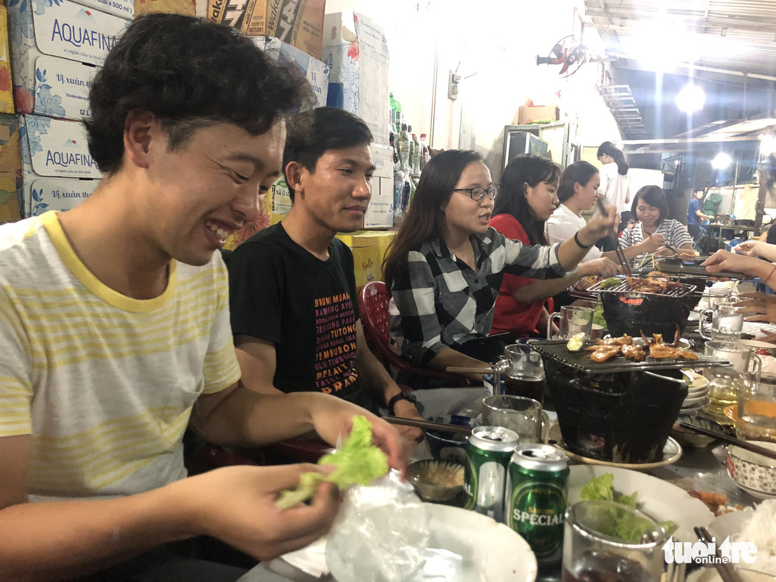Đại biểu tàu thanh niên Nippon Maru ăn quán cóc, mê món đường phố - Ảnh 4.