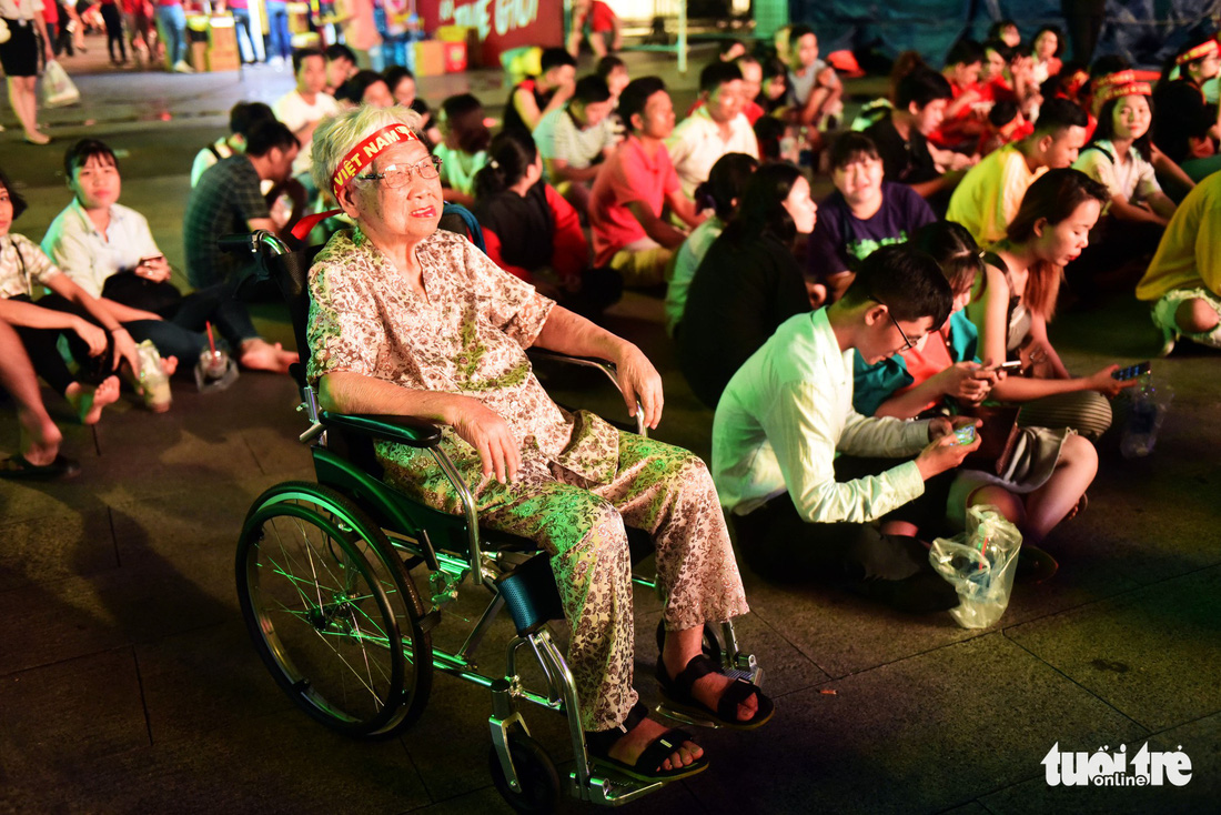 Bà cụ 92 tuổi ra phố đi bộ Nguyễn Huệ cổ vũ đội tuyển - Ảnh 4.