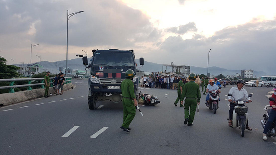 Lại tai nạn chết người trên cầu vượt ngã 3 Huế ở Đà Nẵng - Ảnh 1.