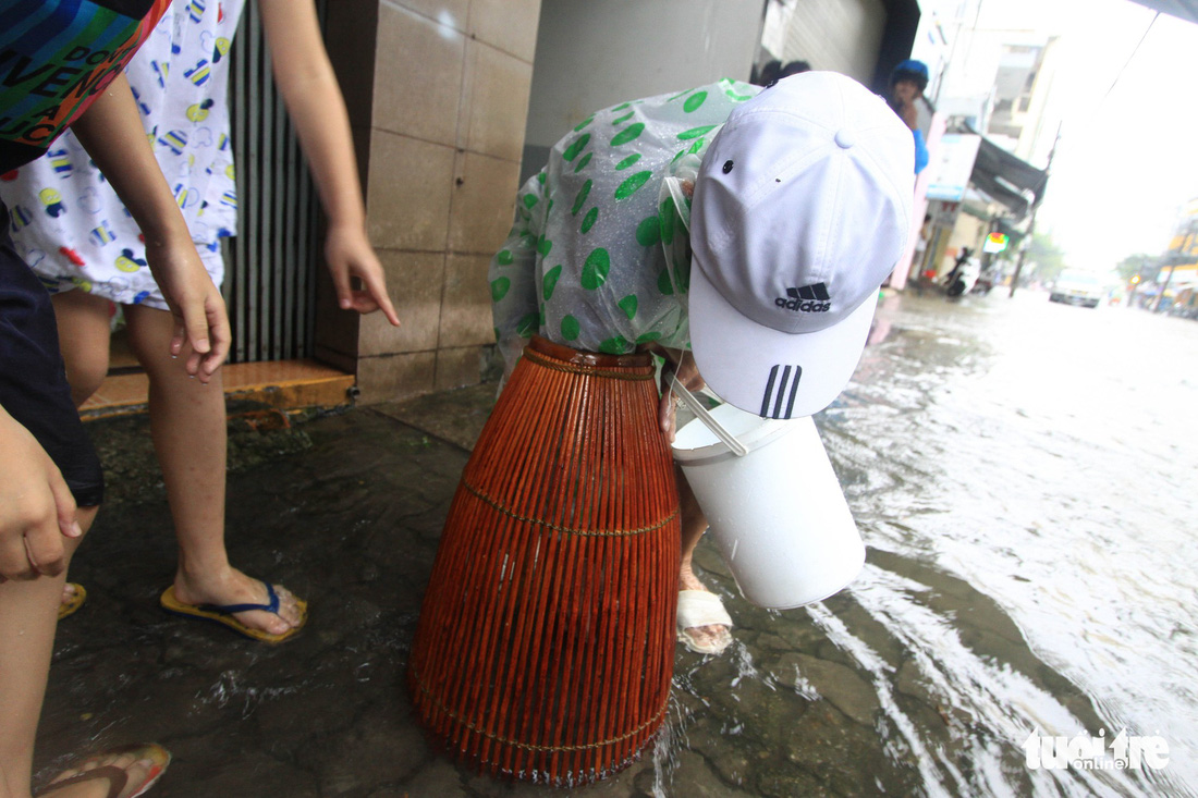 Sau mưa, dân Đà Nẵng nô nức ra đường bắt cá - Ảnh 6.