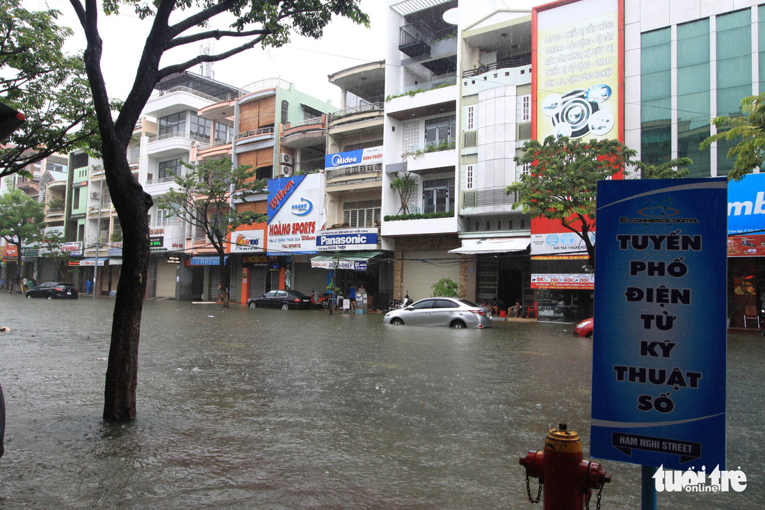 Nhiều cửa hàng tại Đà Nẵng tê liệt vì ngập nước - Ảnh 1.