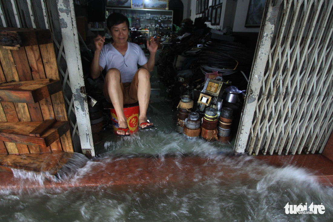 Nhiều cửa hàng tại Đà Nẵng tê liệt vì ngập nước - Ảnh 4.