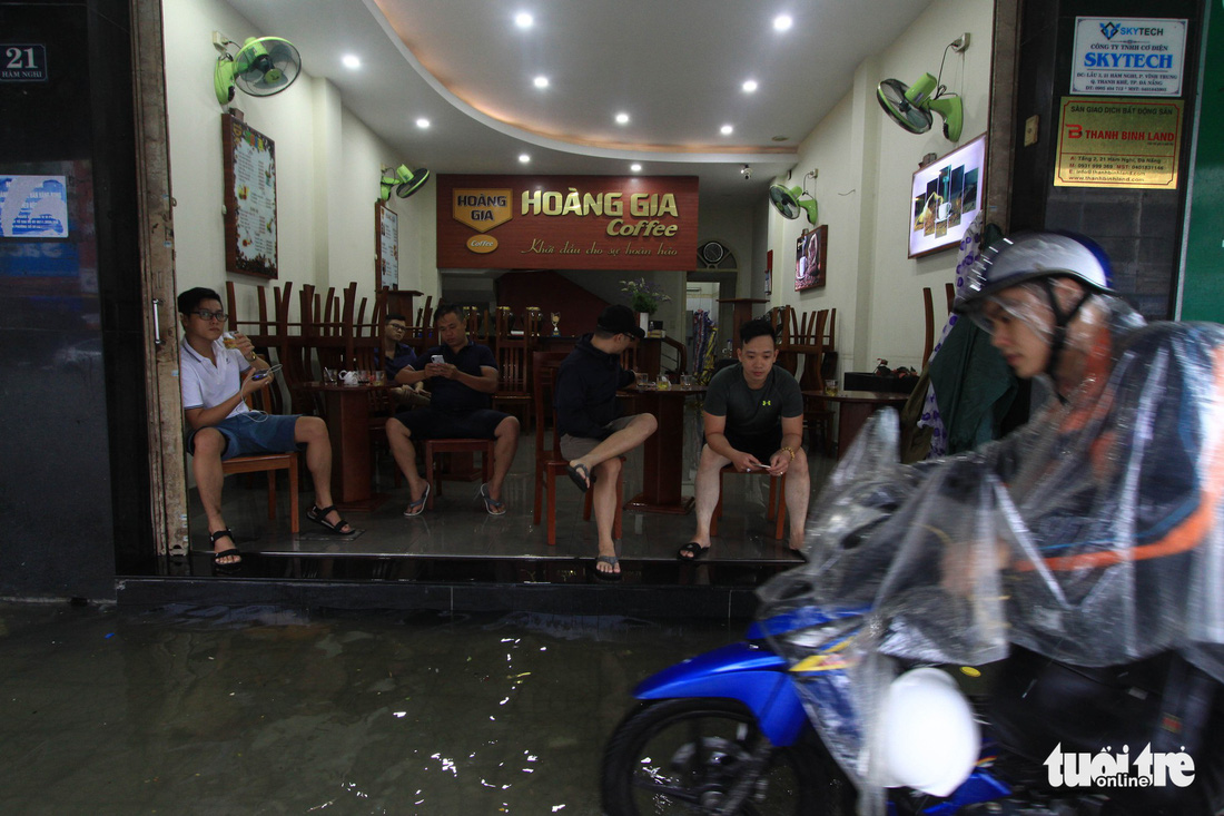 Nhiều cửa hàng tại Đà Nẵng tê liệt vì ngập nước - Ảnh 8.