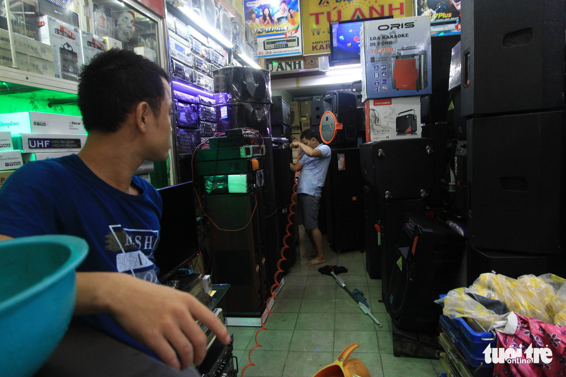 Nhiều cửa hàng tại Đà Nẵng tê liệt vì ngập nước - Ảnh 6.