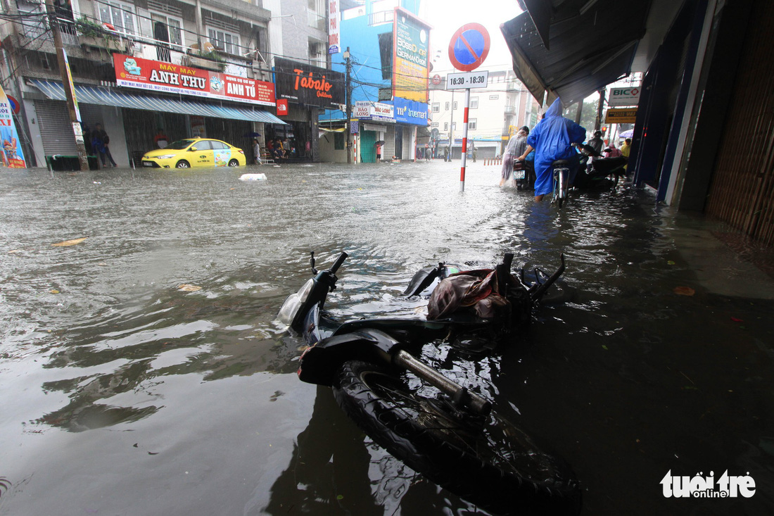 Nhiều cửa hàng tại Đà Nẵng tê liệt vì ngập nước - Ảnh 2.